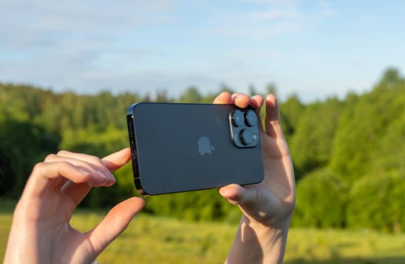 Pessoa tirando uma foto ou gravando um vídeo com um iPhone 14 Pro