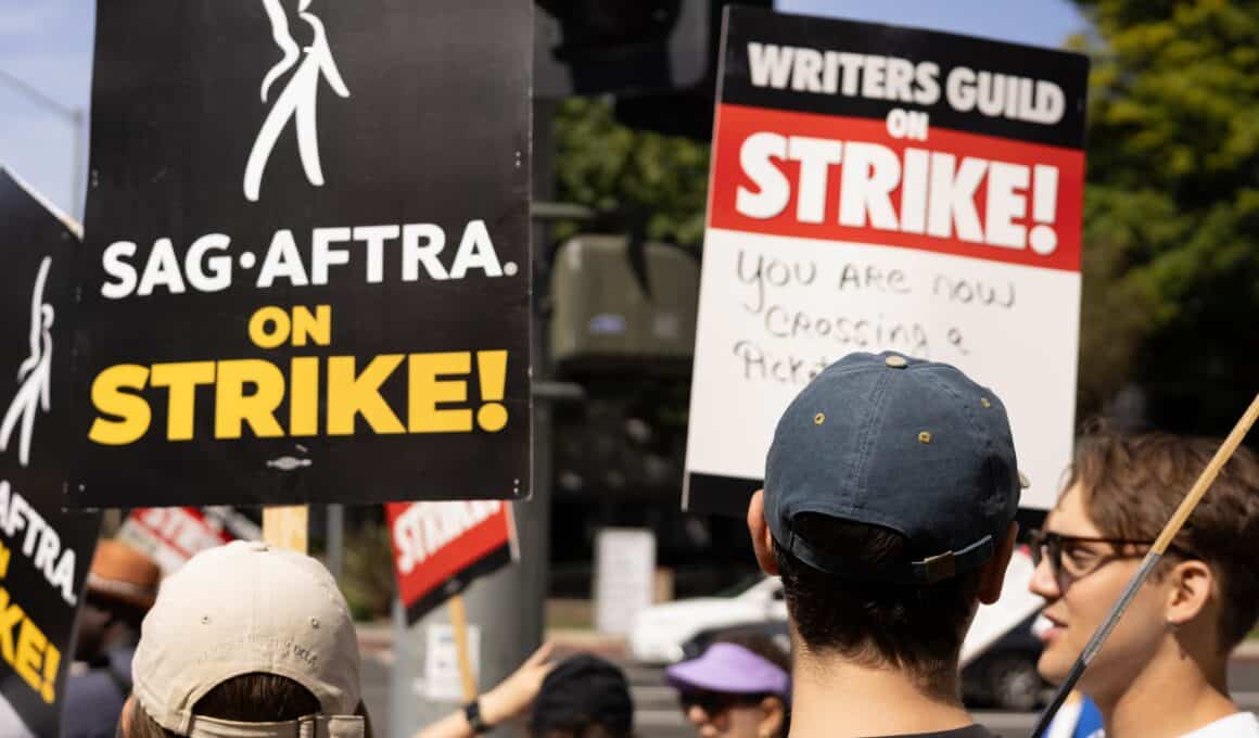 Protesto de roteiristas e atores em greve nos EUA