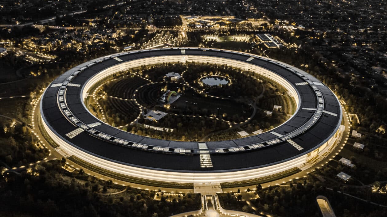 Visão aérea do Apple Park, em Cupertino, à noite