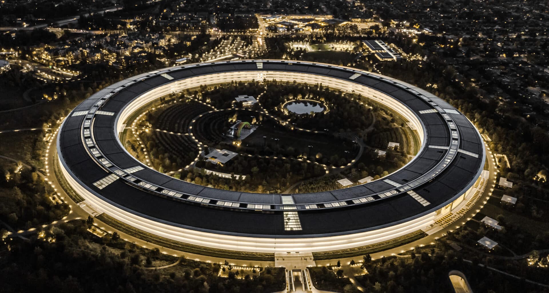Visão aérea do Apple Park, em Cupertino, à noite