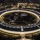 Visão aérea do Apple Park, em Cupertino, à noite