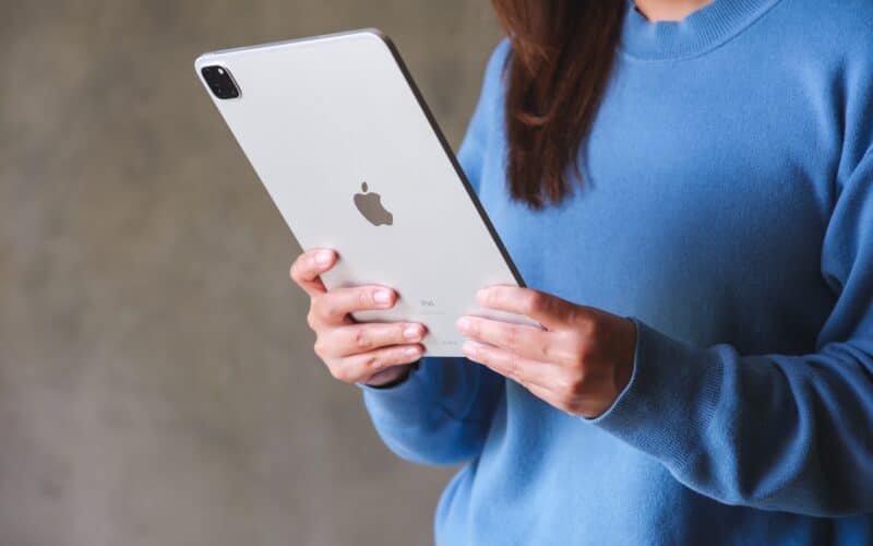 Mulher usando um iPad Pro