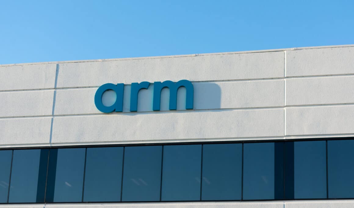 Logotipo da Arm na fachada de um prédio.