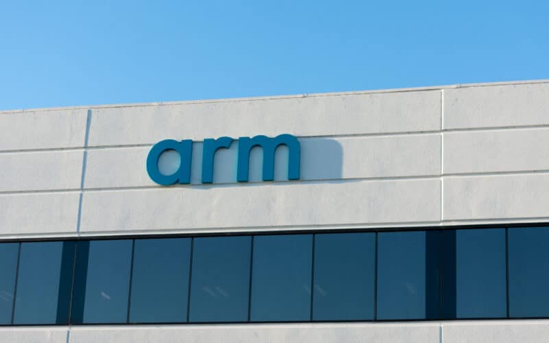 Logotipo da Arm na fachada de um prédio.