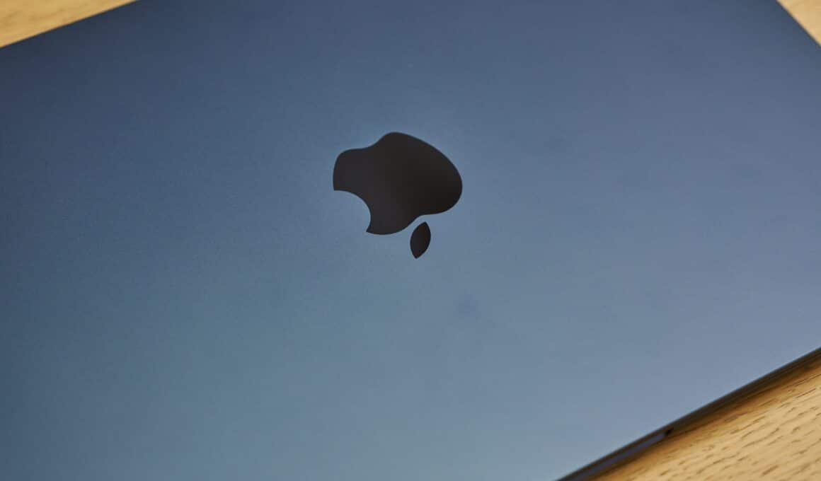 MacBook Air com chip M2 na cor meia-noite