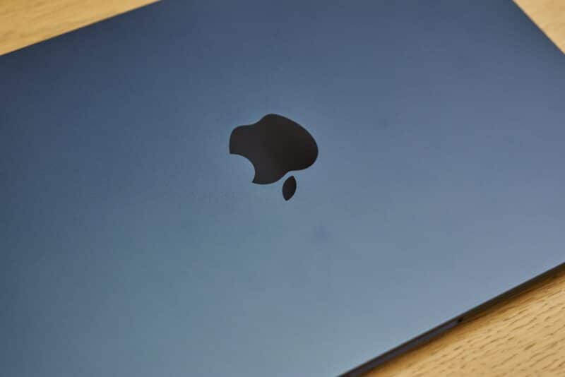 MacBook Air com chip M2 na cor meia-noite