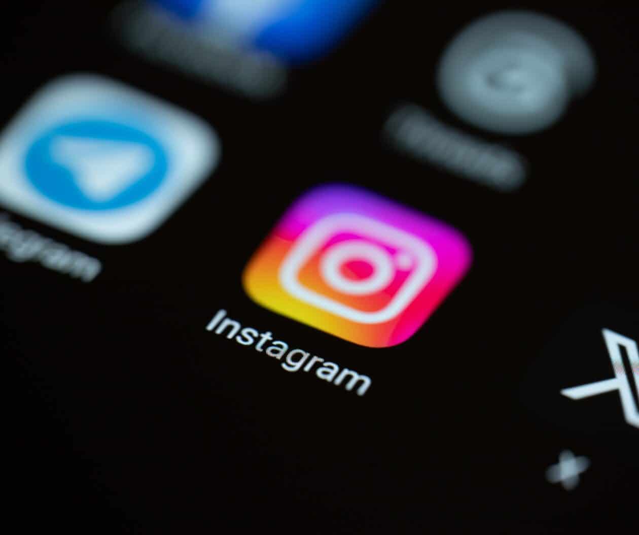 How to place a poll in posts or Reels on Instagram