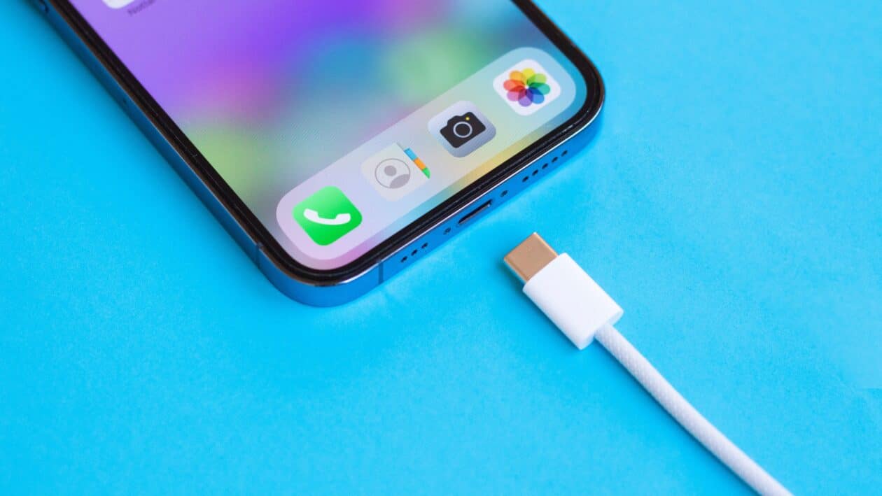 iPhone e cabo USB-C