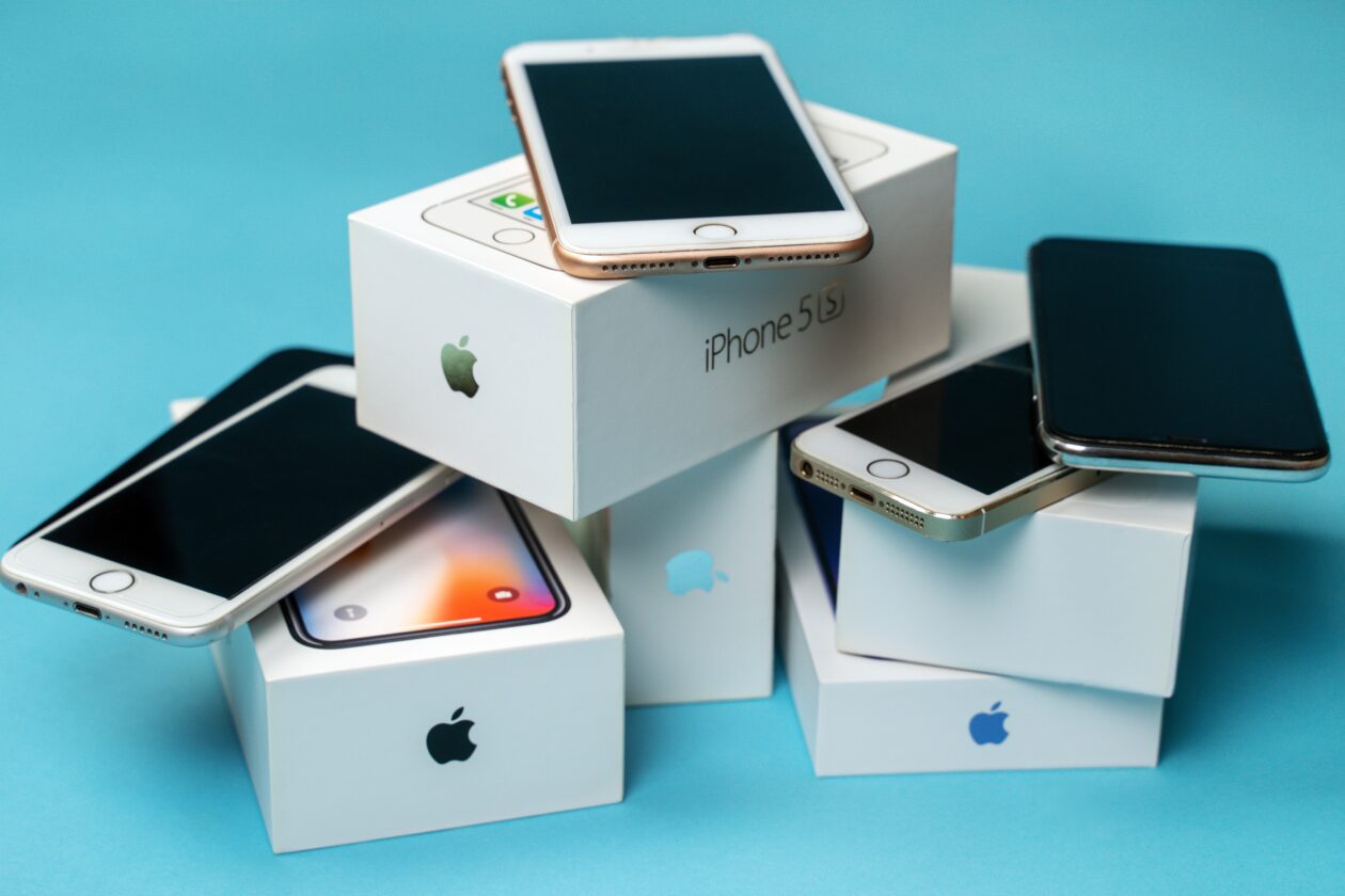 Vários iPhones usados com suas caixas em pilha