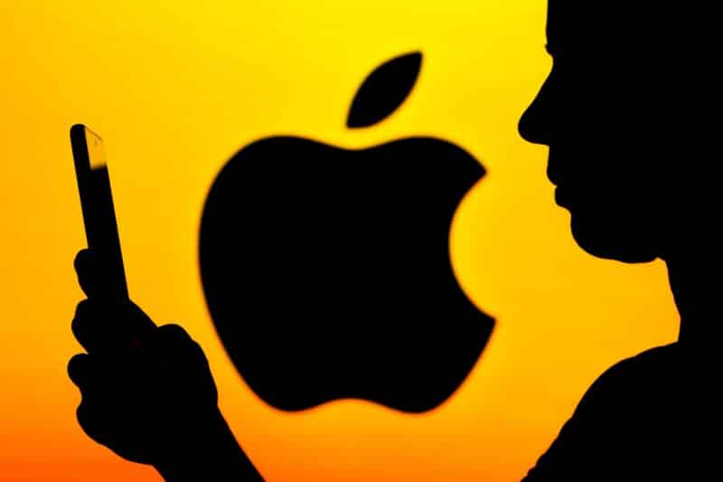 Logo da Apple e silhueta de pessoa usando um smartphone