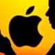 Logo da Apple e silhueta de pessoa usando um smartphone
