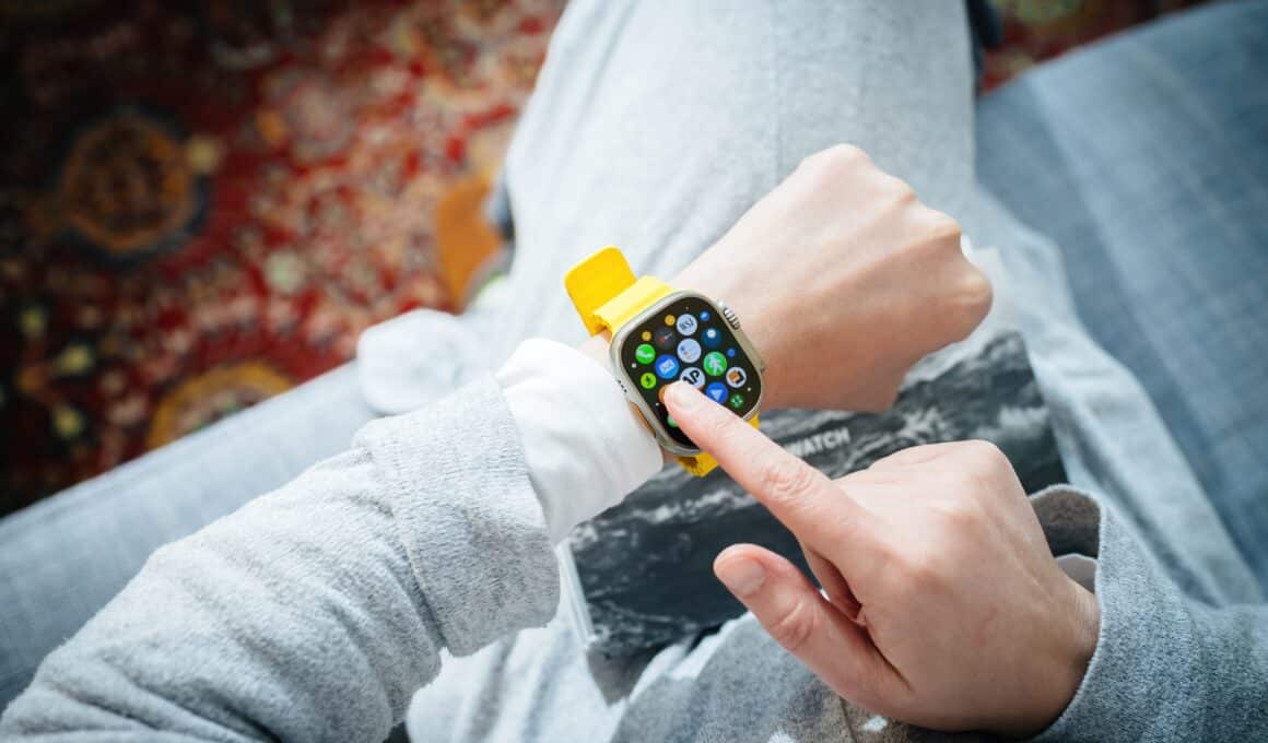 Homem usando um Apple Watch Ultra