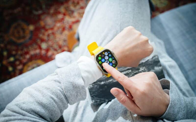 Homem usando um Apple Watch Ultra