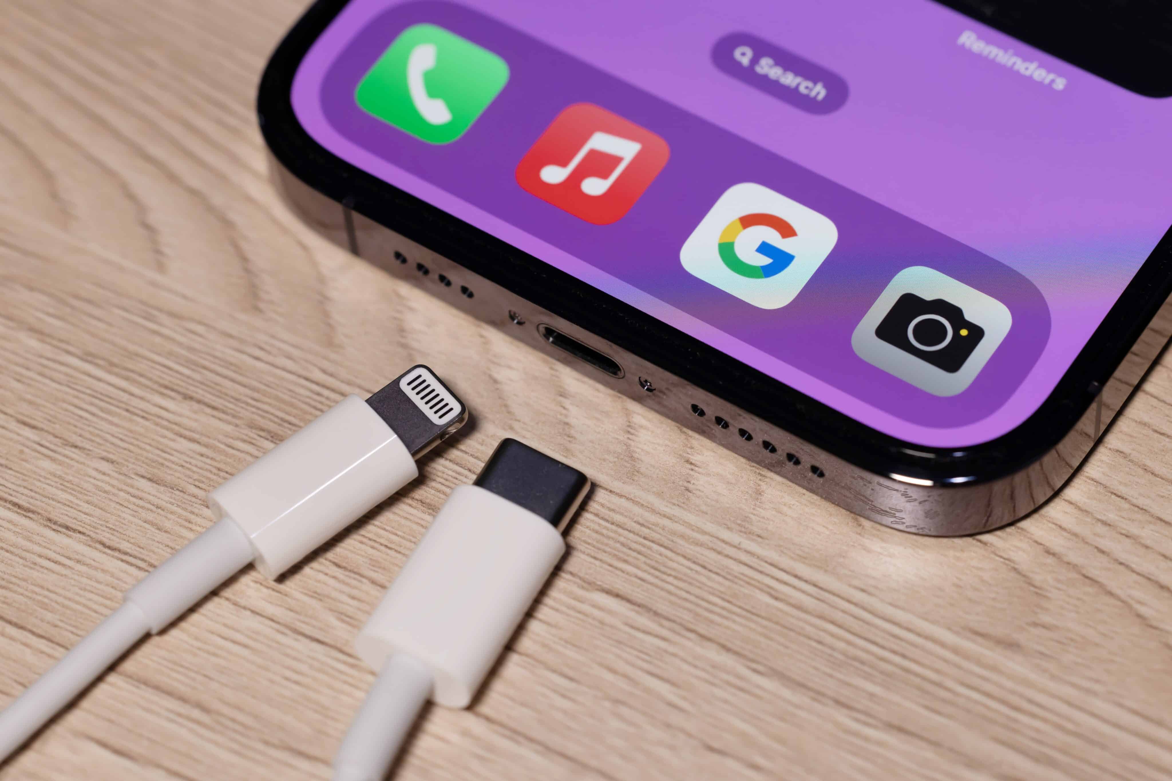 iPhone com cabos Lightning e USB-C