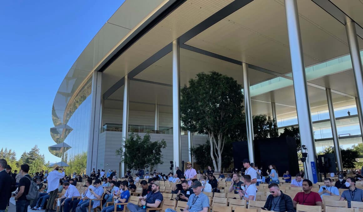Desenvolvedores no Apple Park durante a WWDC