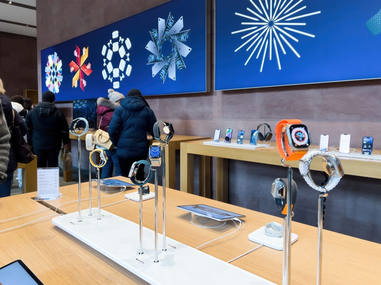 Apple Watches e iPhones em Apple Store