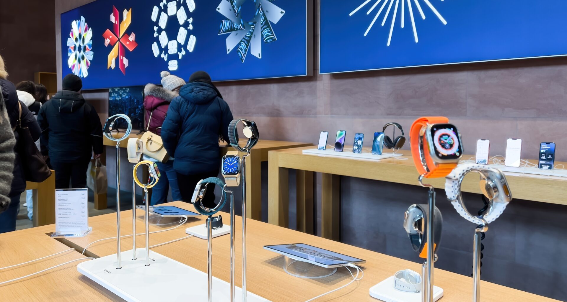 Apple Watches e iPhones em Apple Store