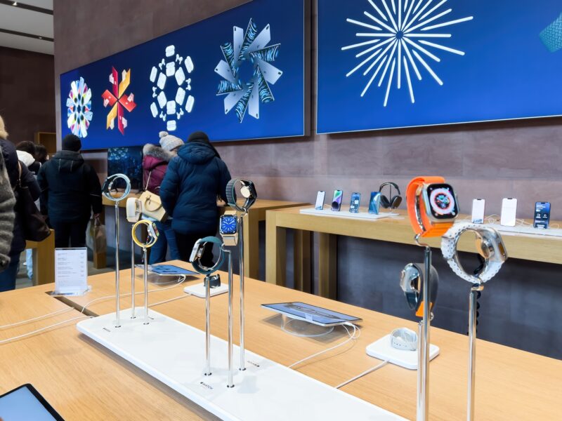 Apple Watches e iPhones em Apple Store