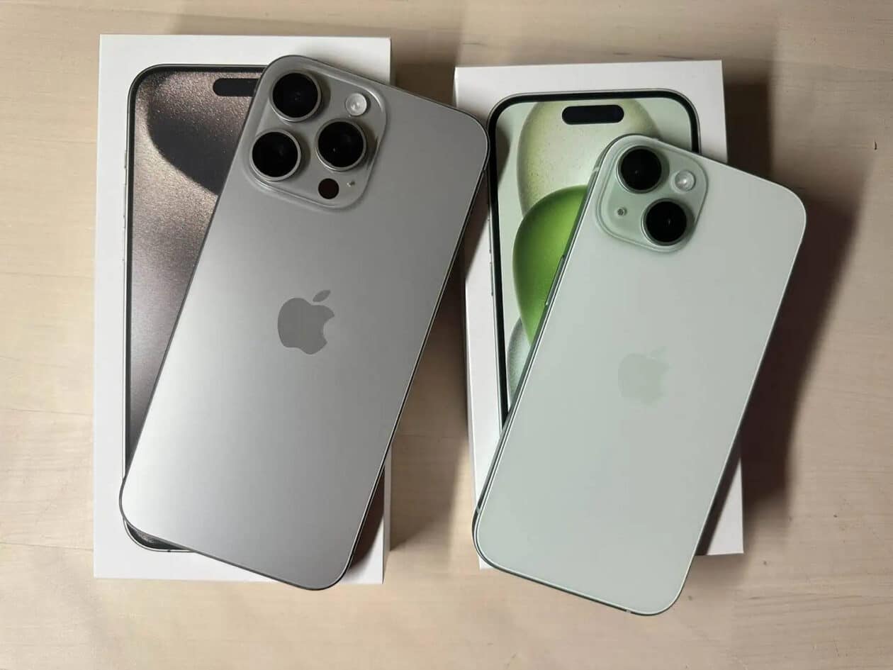 iPhones 15 e caixas