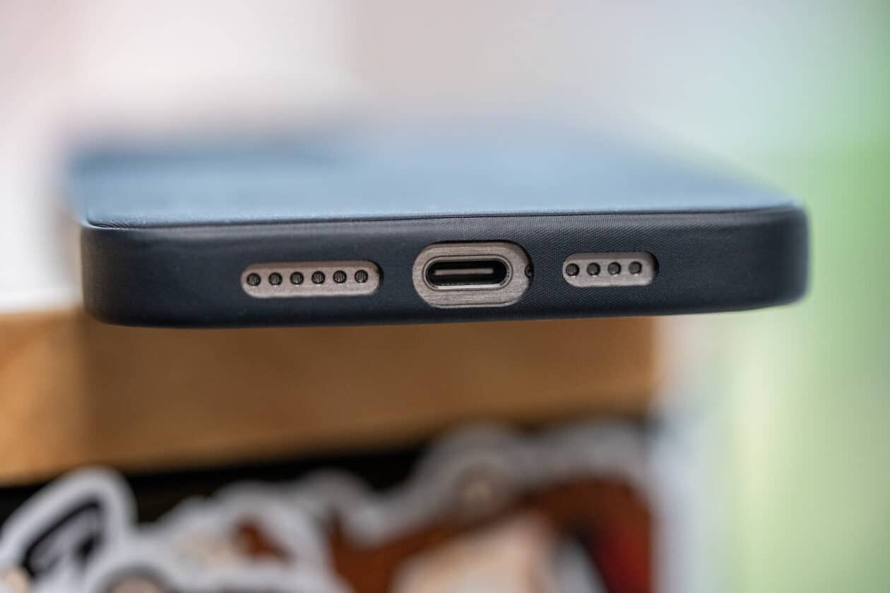 Recorte para a porta USB-C da case FineWoven