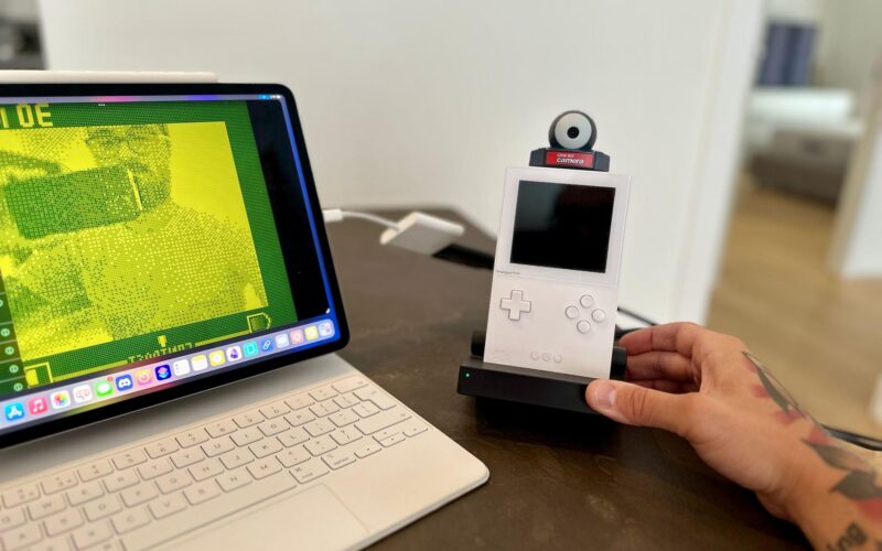 Federico Viticci usou uma Game Boy Camera para realizar chamadas via FaceTime no iPadOS 17