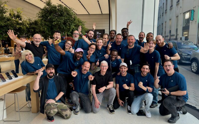 Tim Cook com funcionários da Apple Brussels