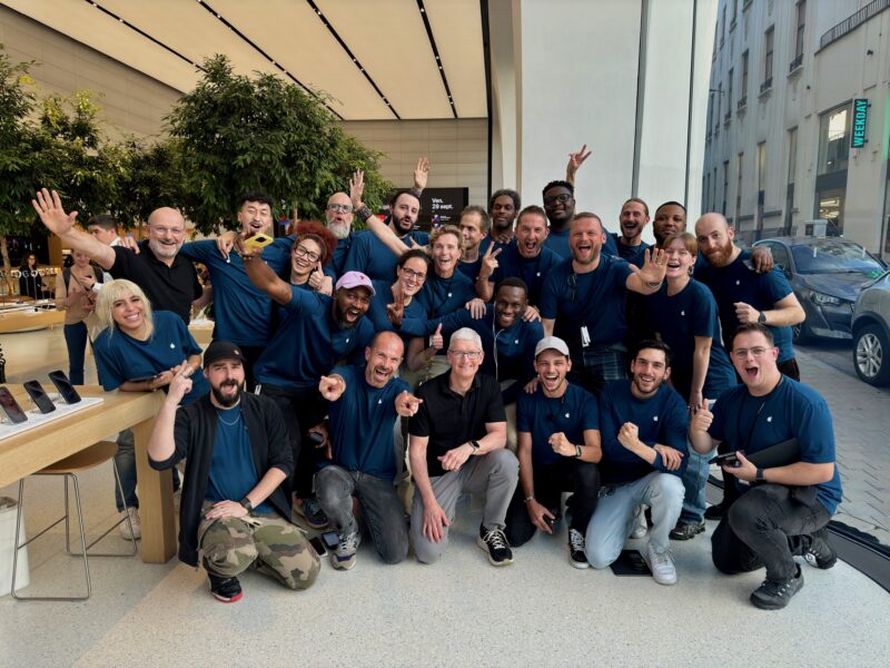 Tim Cook com funcionários da Apple Brussels