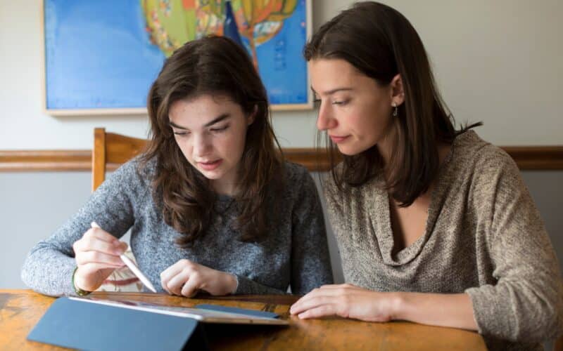 Menina e mulher trabalhando/estudando num iPad com Apple Pencil