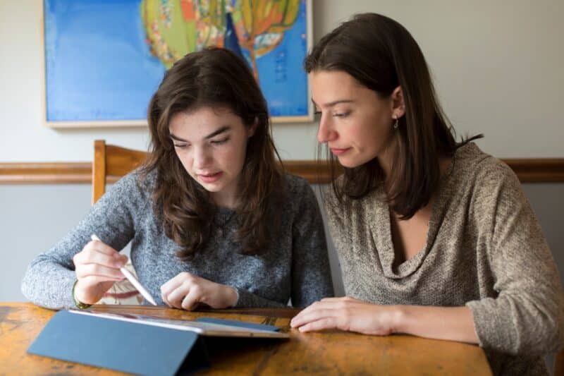 Menina e mulher trabalhando/estudando num iPad com Apple Pencil