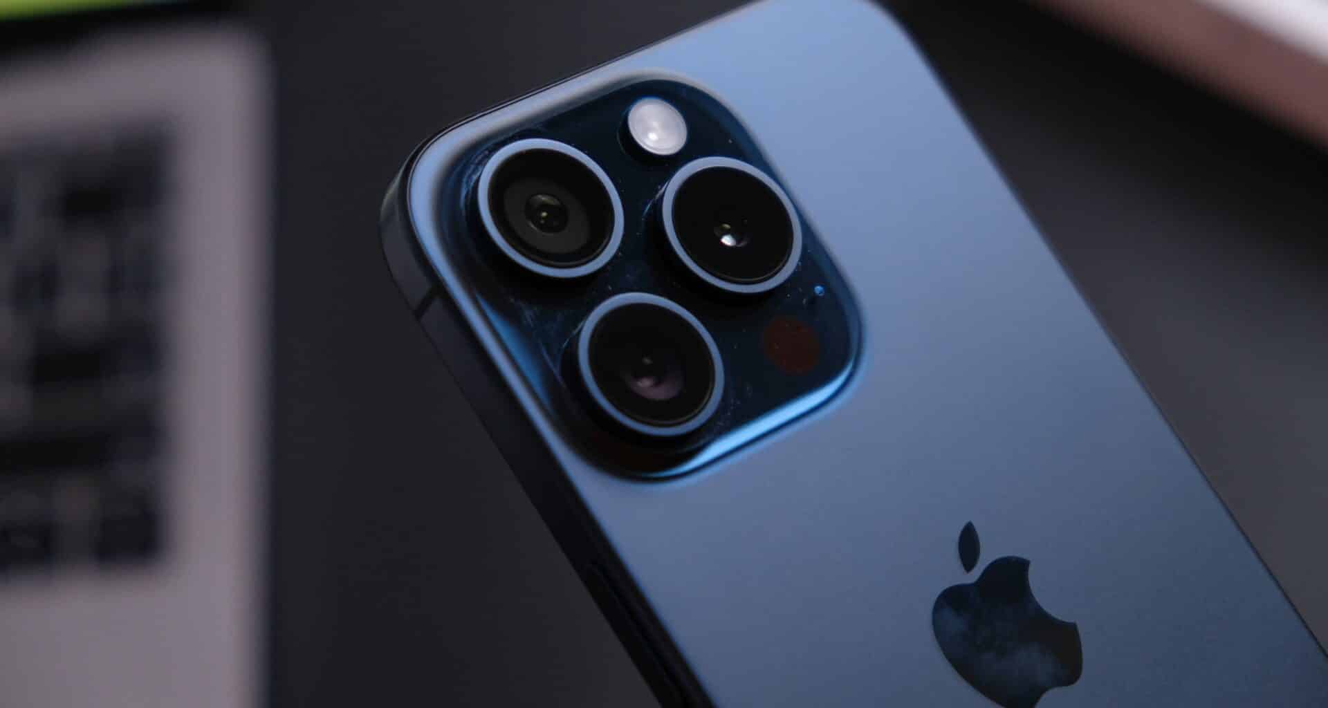 iPhone 15 Pro na cor titânio azul