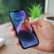 Mão segurando um iPhone 14