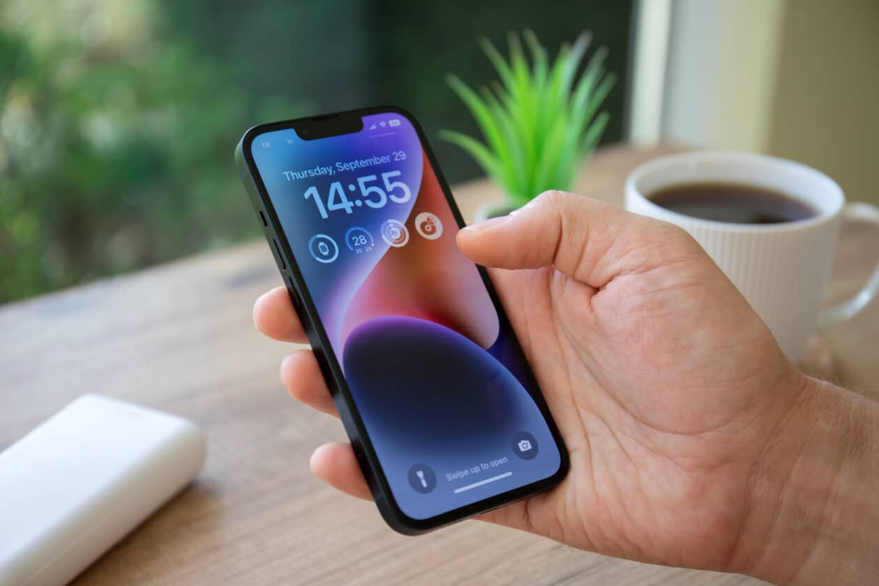 Mão segurando um iPhone 14