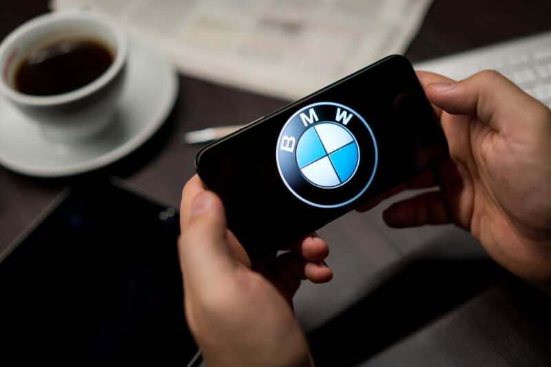 Logo da BMW em um iPhone