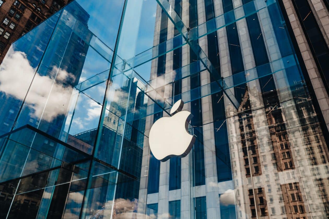 Logo da Apple em ângulo na loja da Fifth Avenue em Nova York