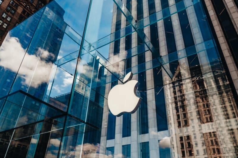Logo da Apple em ângulo na loja da Fifth Avenue em Nova York