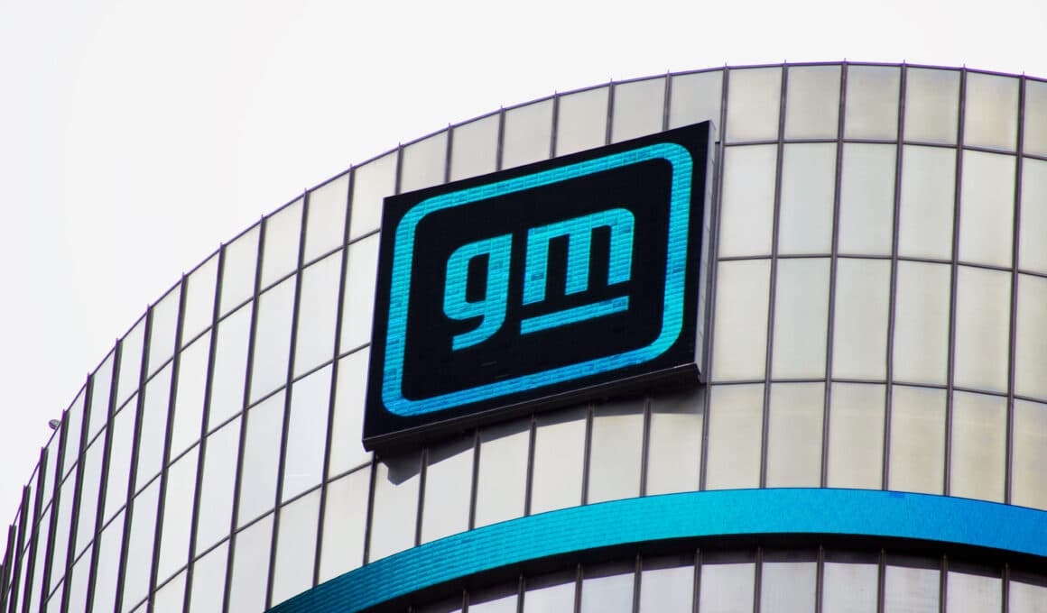 Logotipo da General Motors em fachada de prédio