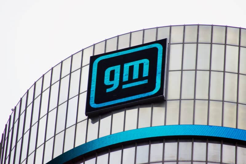 Logotipo da General Motors em fachada de prédio