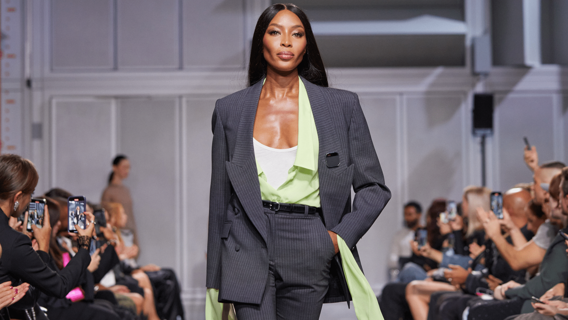 A modelo Naomi Campbell usa um Ai Pin durante a Paris Fashion Week 2023