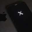 iPhone com o logo do X (Twitter) ao lado de logo da Apple