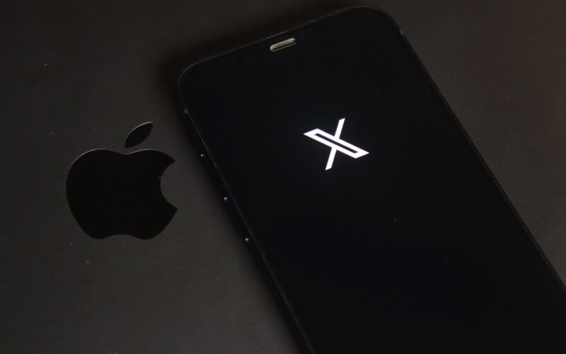 iPhone com o logo do X (Twitter) ao lado de logo da Apple