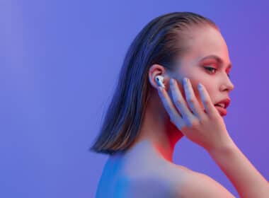 Mulher usando AirPods Pro