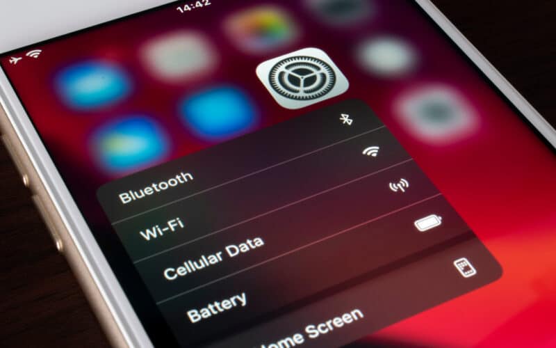 Menu de Ajustes de Bluetooth e Wi-Fi no iPhone/iOS