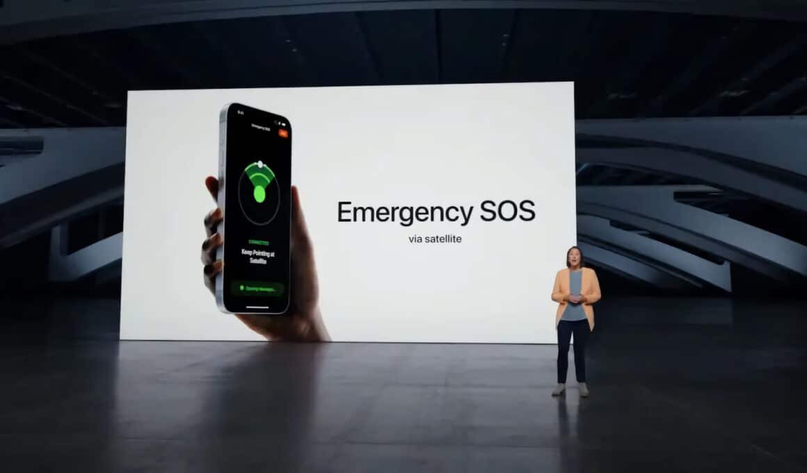Apple apresentando o recurso de SOS de Emergência via satélite