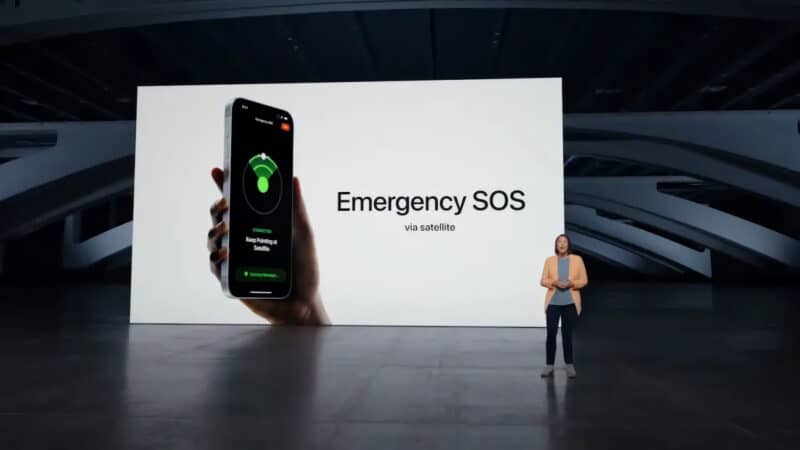 Apple apresentando o recurso de SOS de Emergência via satélite