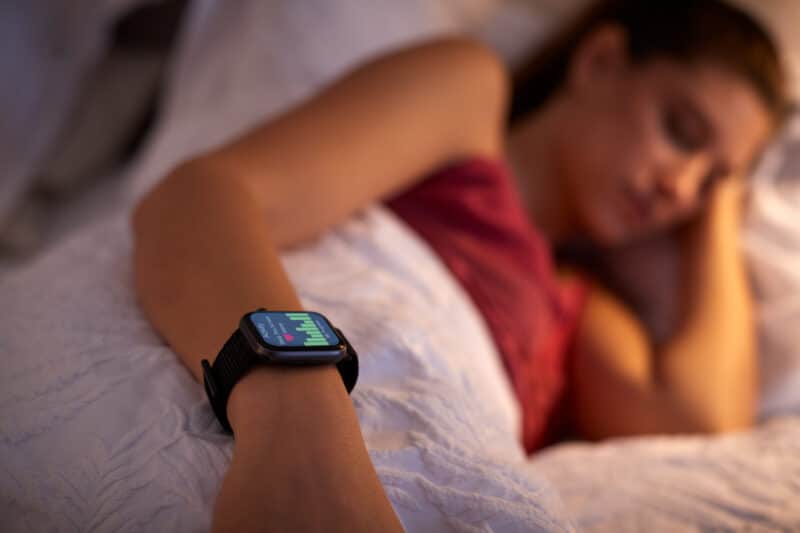Mulher dormindo com um Apple Watch