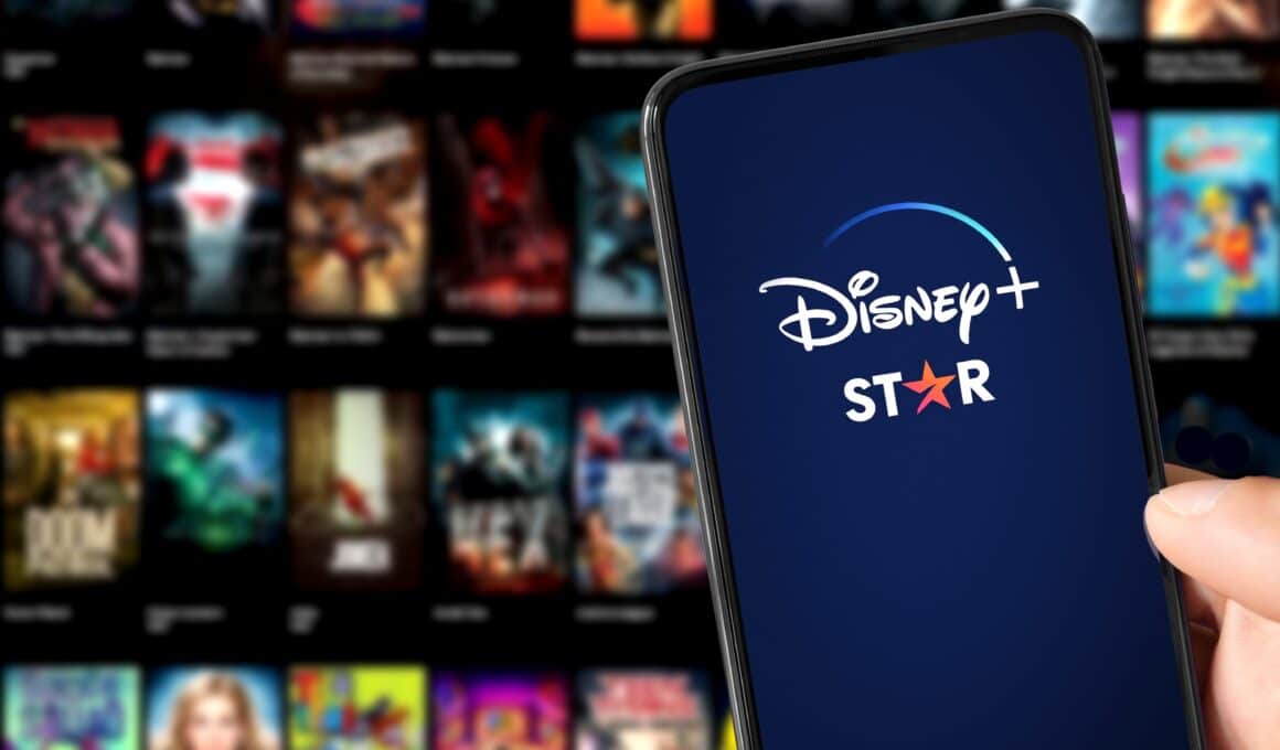 Smartphone com os logos do Disney+ e do Star+