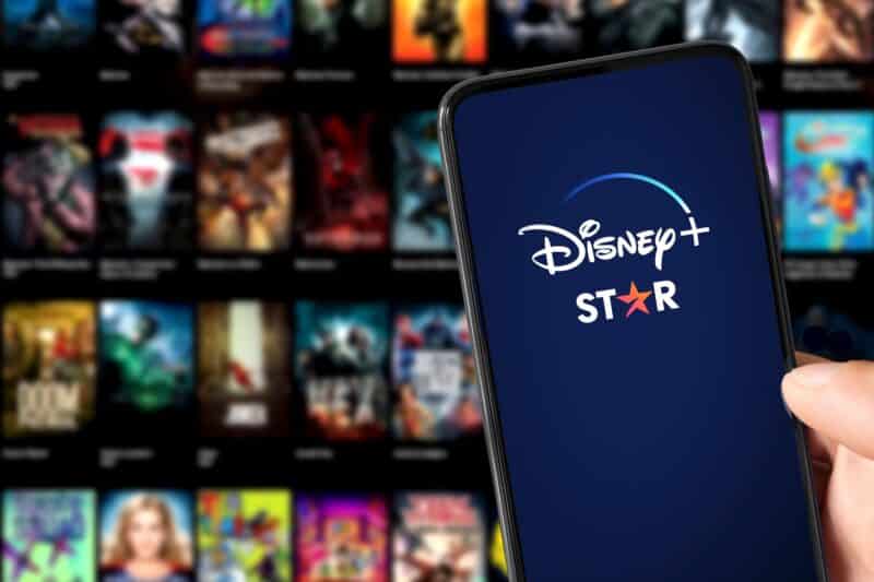 Smartphone com os logos do Disney+ e do Star+