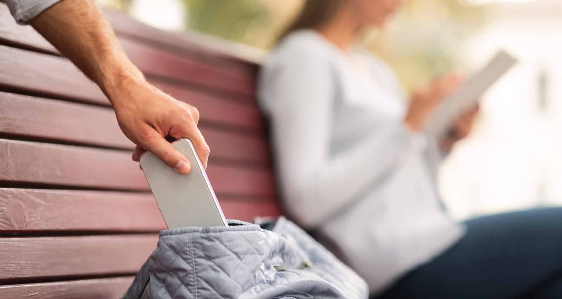 Ladrão furtando/roubando telefone celular de mulher