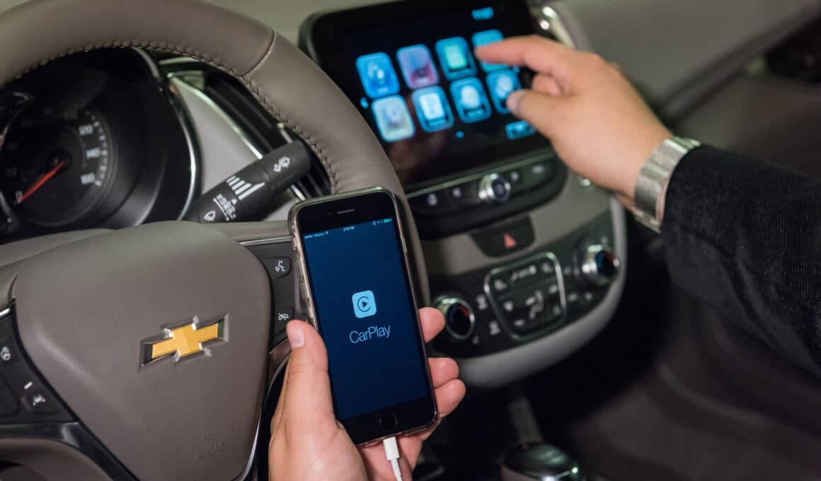 iPhone conectado ao CarPlay em veículo da Chevrolet