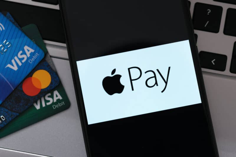 Logo do Apple Pay com cartões Visa e Mastercard